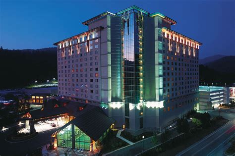 Harrah's casino cherokee north carolina - Service 4.4. Value 4.3. GreenLeaders Silver level. The luxurious 21-story Harrah's Cherokee Hotel is set amid the beautiful mountain setting of western North Carolina. The grand lobby provides a lodge-like feel in a warm and comfortable setting. Enjoy four-star lodging, spacious rooms and high-tech amenities. 